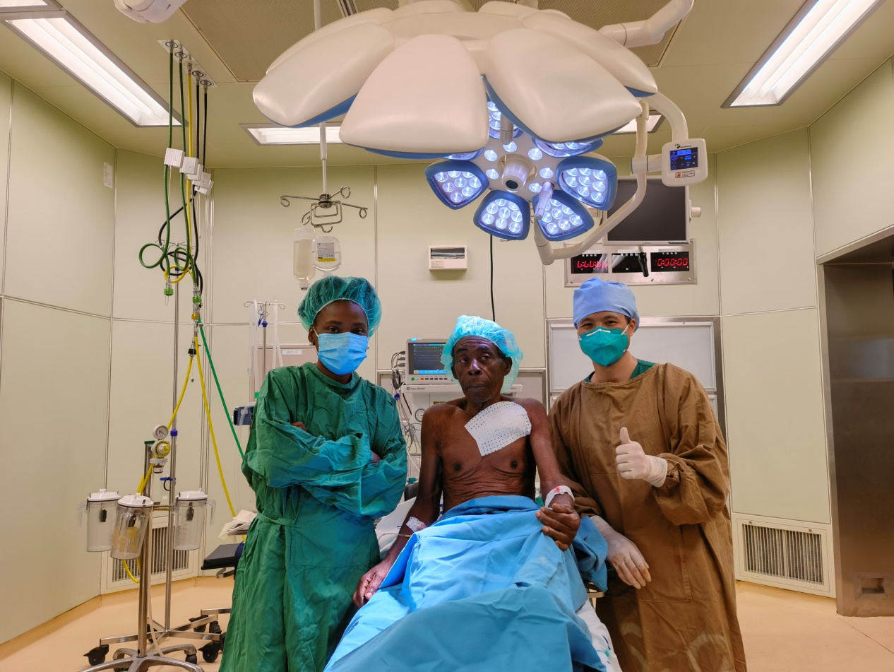 我院心内科援外医生完成圣普首例超声引导下永久心脏起搏器植入术