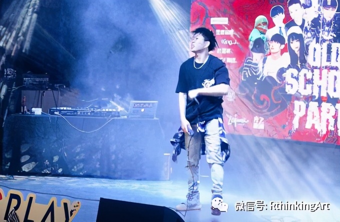 什么?荣思内有练习生在跳舞