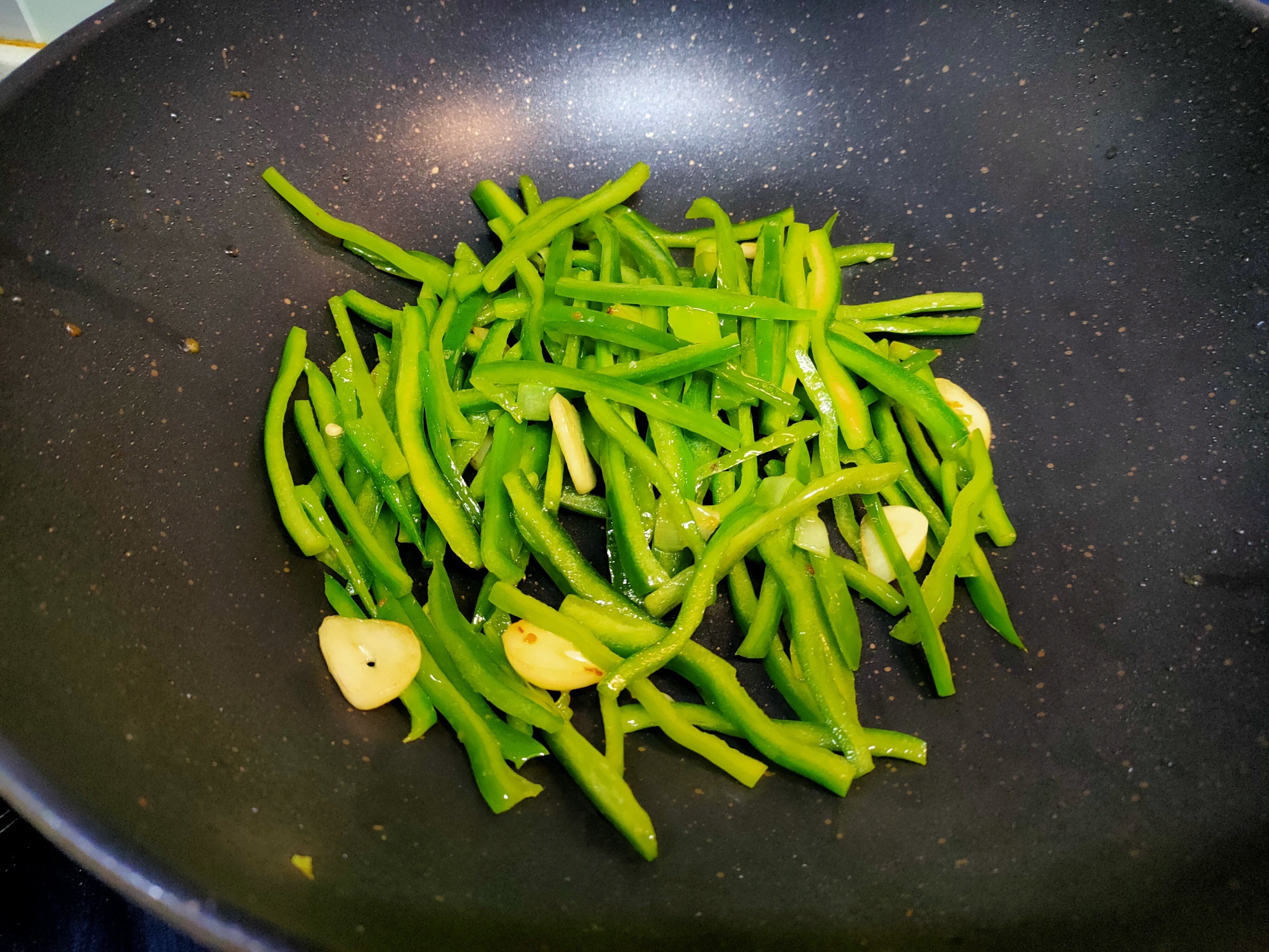 炒肉丝不嫩不入味还粘锅？大厨教你“三个妙招”，嫩滑入味不粘锅