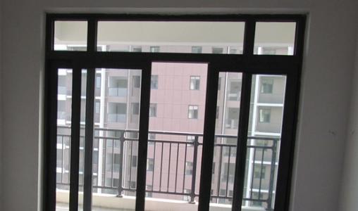 阳台平开门和推拉门哪个好,阳台不装推拉门可以用窗帘吗