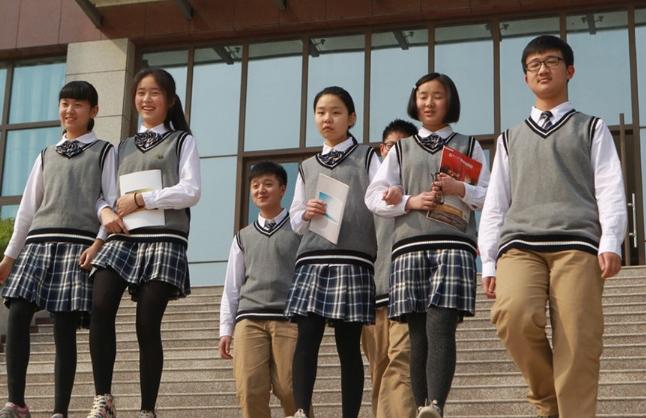 有种“贫穷”叫买不起校服,学校精心“定制”,家长却并不买账