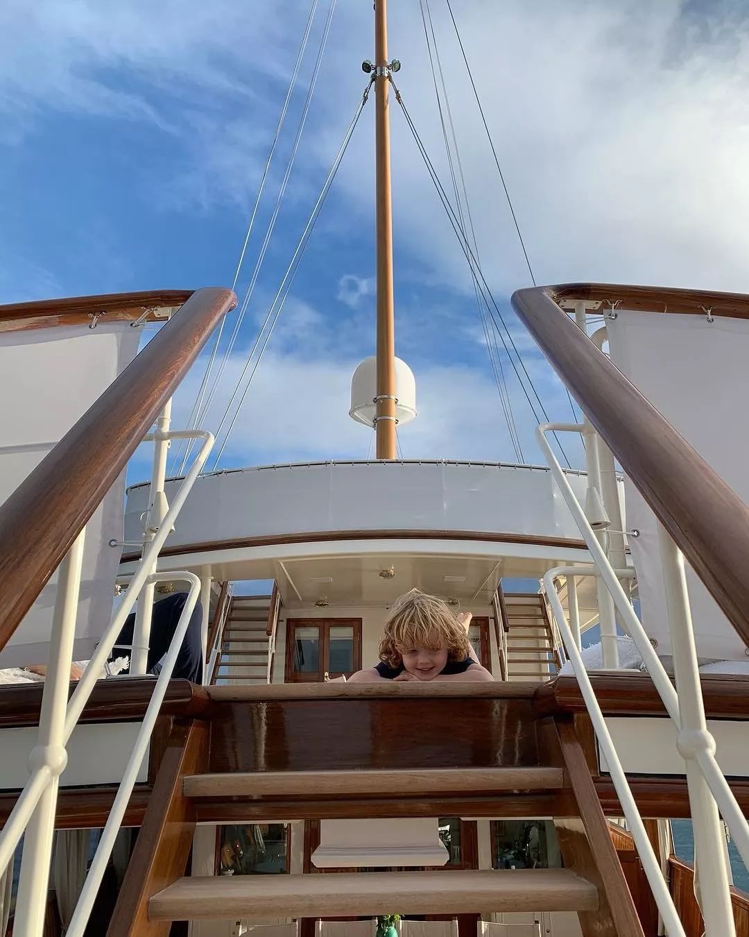 丹麦首富刚宣布把财产留给孩子们，4天后3个孩子就在爆炸中离去