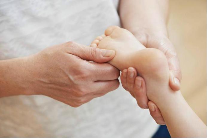 缓解脚踝疼痛的动作,什么动作可以缓解脚酸痛