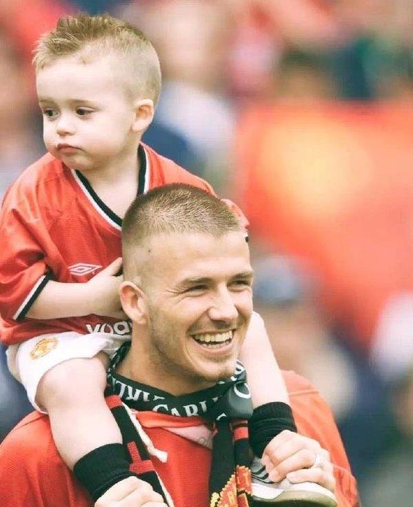 和女儿亲吻引争议，穿西装居然配拖鞋？大儿子的造型还被吐槽