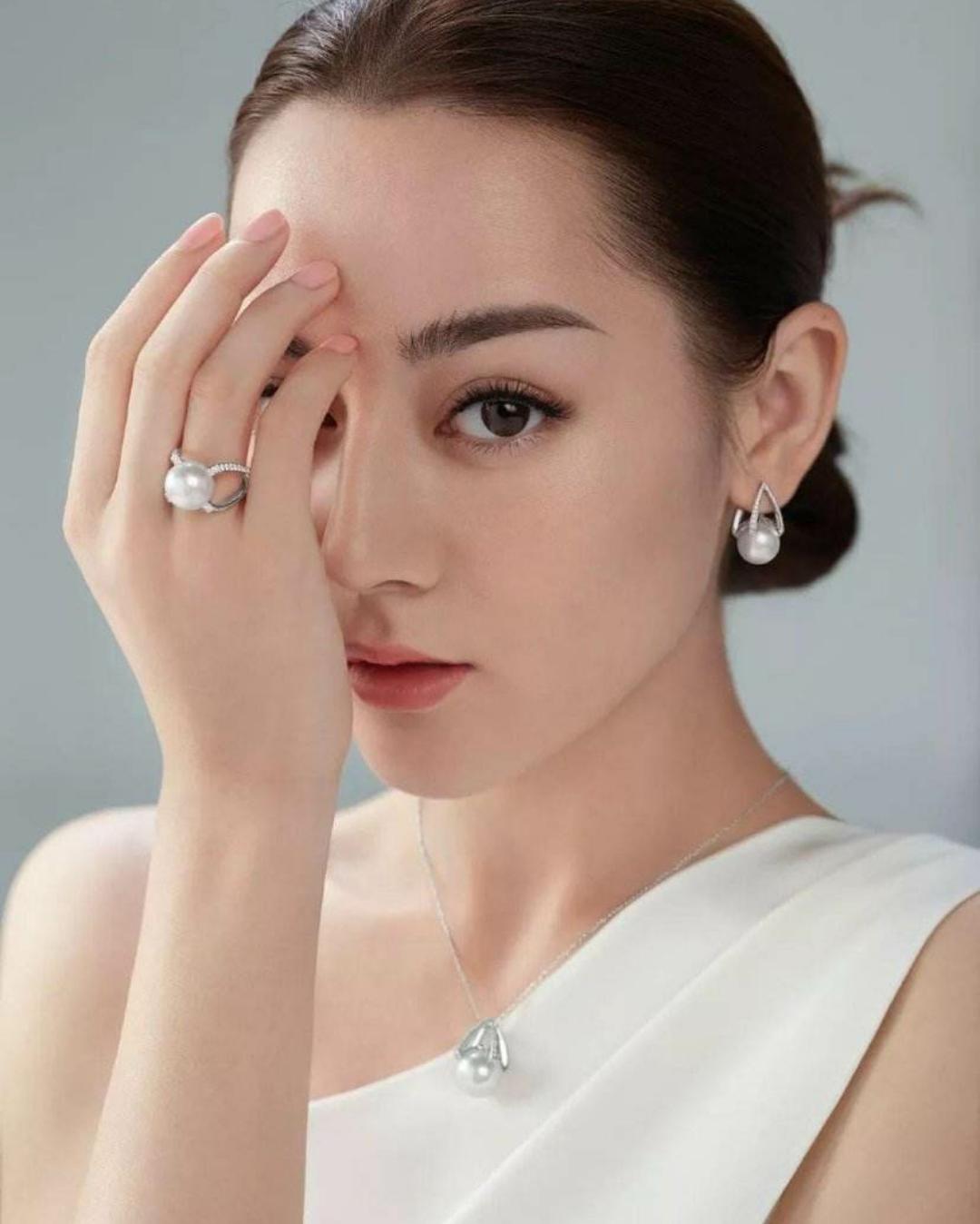 迪丽热巴珠宝深v礼服,迪丽热巴港风写真大秀身材