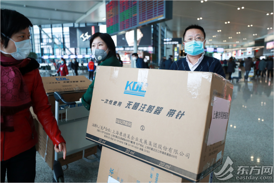 爱意爆棚！上海第二批援鄂医疗队行李超重，东航紧急换机