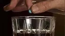 小心陌生人的饮料,小心陌生人的糖果和饮料