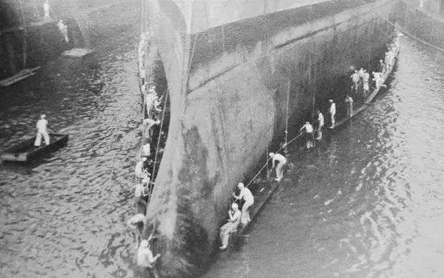 极限工作之船底清洁：虽说大船底能刮好几十吨海鲜，你敢去吃吗？