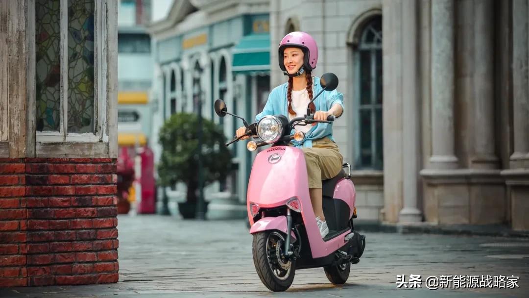 买雅迪电动车怎么鉴别原装电池,雅迪爱玛推出新电动车你更看好谁