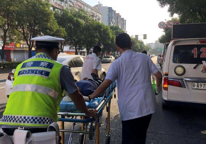 开车撞人后坚持走保险,开车撞人先报保险还是先垫钱医疗