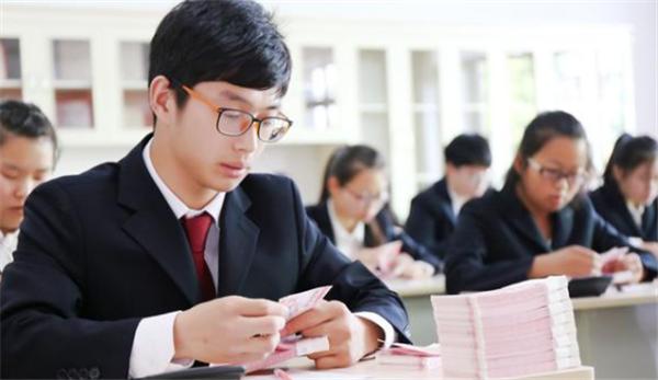 银行待遇好还是保险待遇好,银行待遇最好的行业