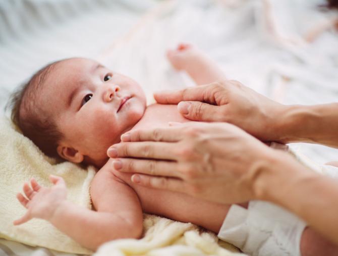 三月宝宝攒肚子但是屁多,三月宝宝攒肚和便秘区别