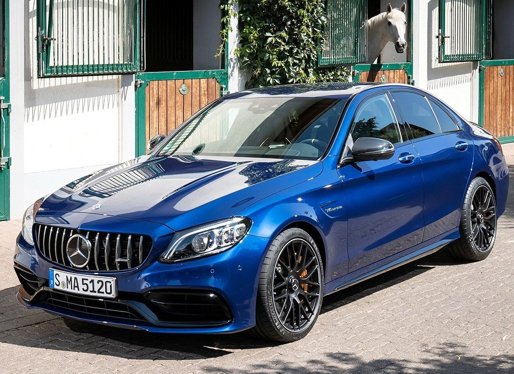 这款奔驰就像剑齿虎，口悬短剑般獠牙，价值百万可谓所向披靡