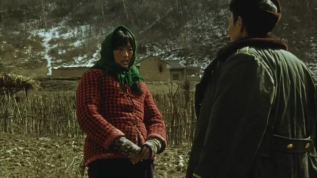 自毁形象,拿洗衣粉洗头,这样的巩俐,才能将村姑演的土得掉渣