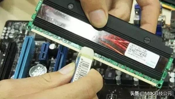 一体机电脑开机后显示器黑屏,电脑风扇转不开机显示器黑屏