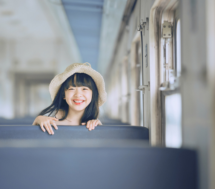 他所拍摄的萌娃温暖人心，满足了你对女儿的全部幻想