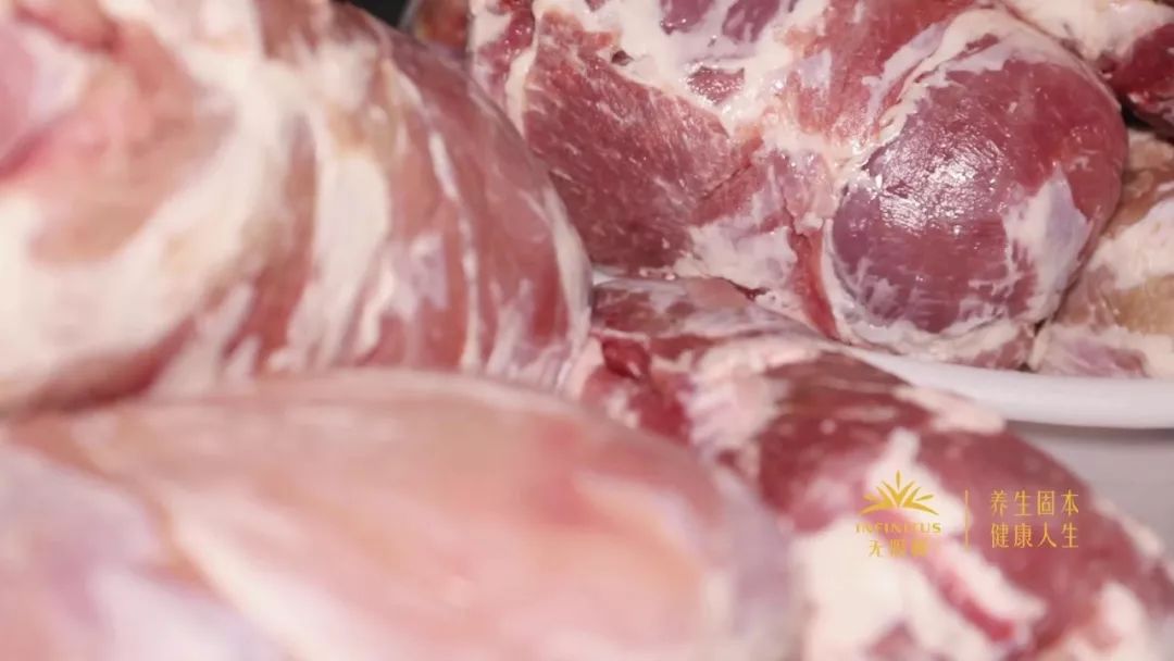 又到熏腊肉灌香肠的时节,做好的香肠在家熏腊肉