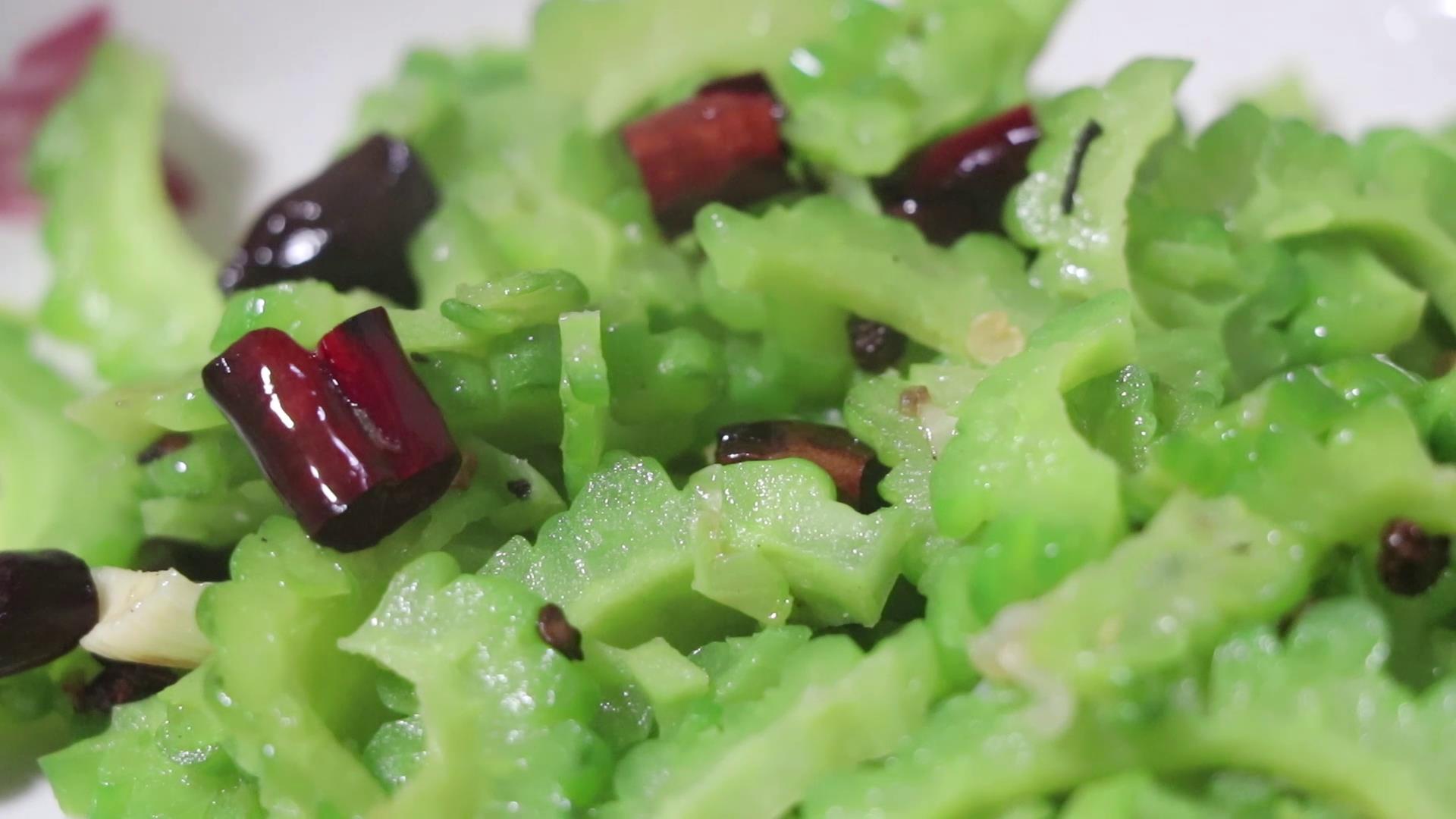 苦瓜如何做才不苦,苦瓜豆腐干炒鸡蛋怎么做苦瓜不苦