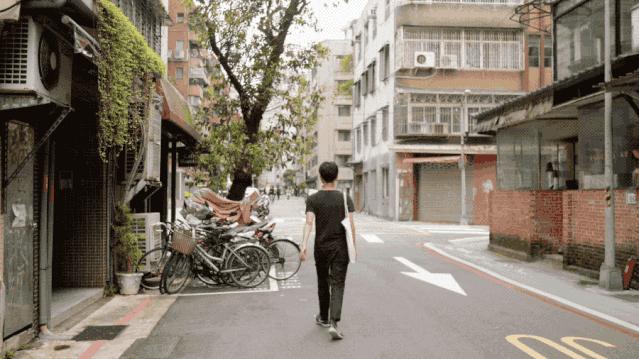 两个陌生人合租一栋楼,一对男女在陌生城市合租