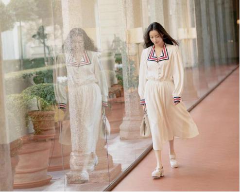 倪妮又有“小心思”？一身白裙简约复古，气质拿捏得足足的