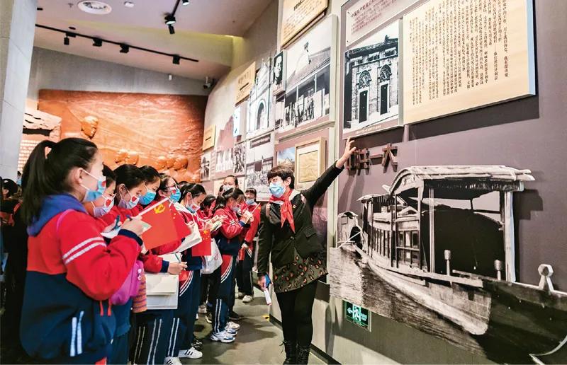 从党的百年历史中汲取奋进力量,党的百年历史是理论探索史