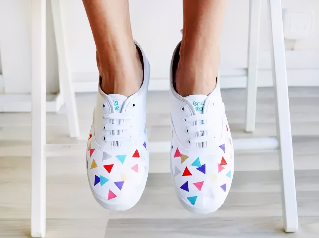 穿腻了小白鞋可以这样来改造,教你把小白鞋变潮流