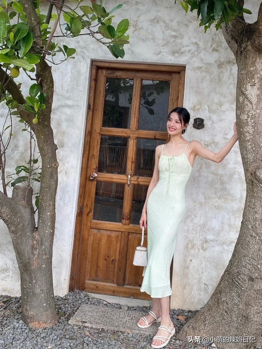 穿连衣裙可以配什么鞋,穿连衣裙上面搭配什么鞋子