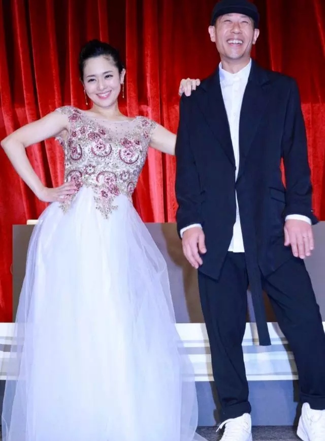 苍井空与丈夫同台甜蜜互动,自爆怀孕5个月,身材依旧纤细