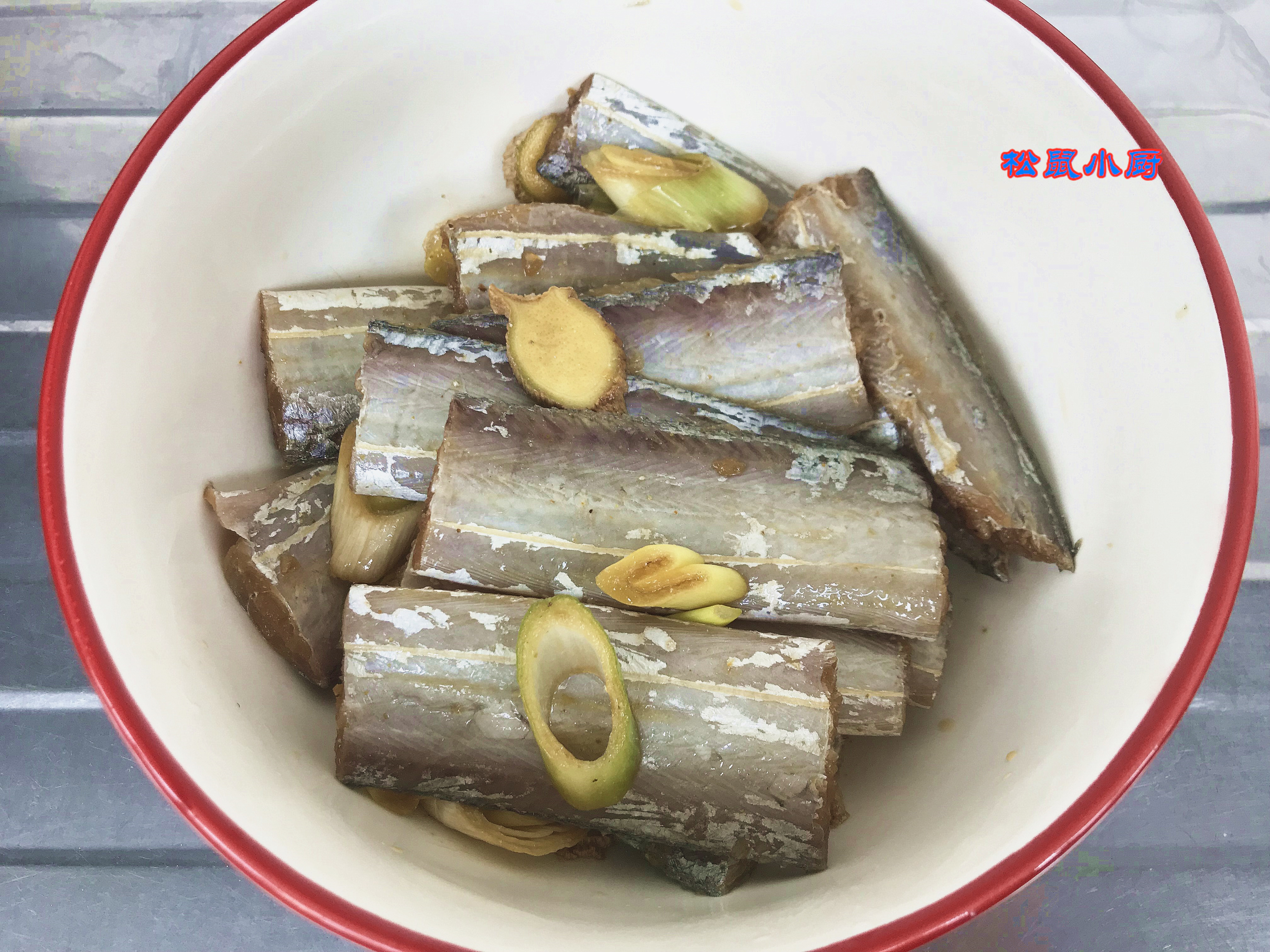 煎炸带鱼怎么做又松又脆,怎样把带鱼的骨刺炖酥