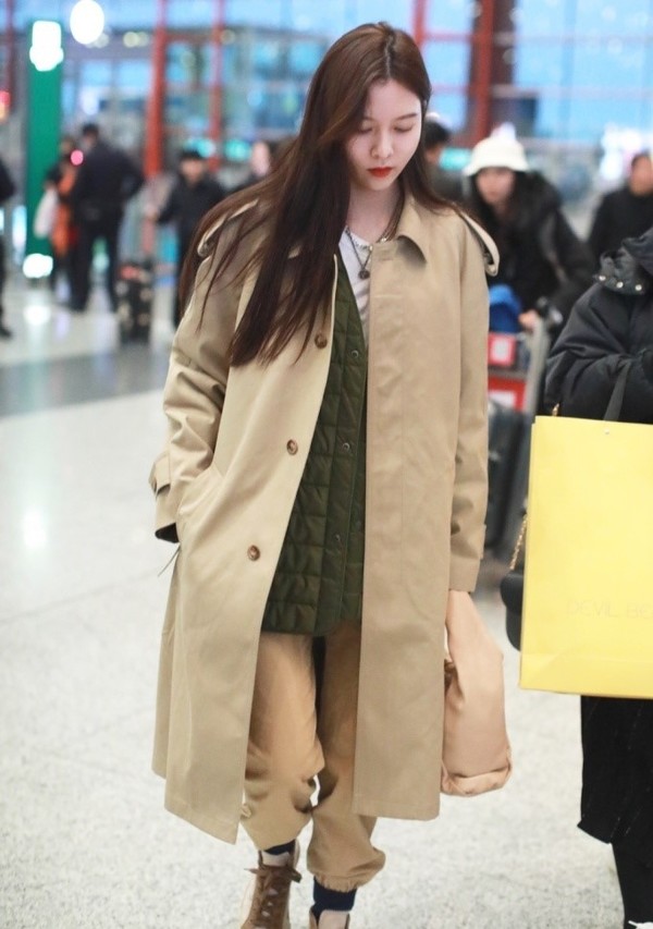 棉背心丑爆到没眼看?学宋妍霏同色系叠穿*法大**,棉马甲成了亮点