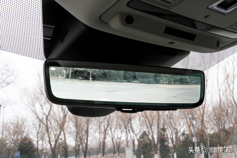 路虎揽胜极光却是个鲜活的例外,路虎揽胜极光刚性车身