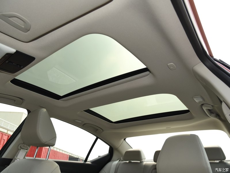 小胡说车日产天籁,小汪试车日产天籁