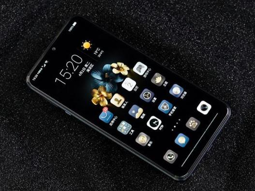 海信手机5500mAh超大容量电池，充一次用5天，这是要上天吗？