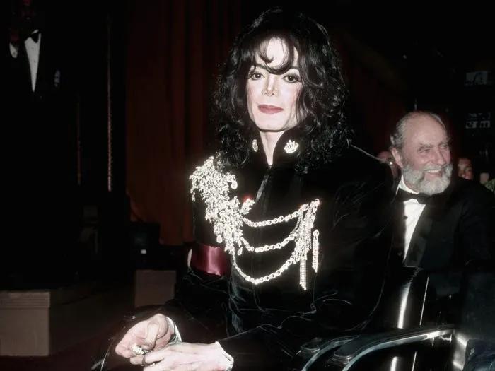 明星遗物被炒出,把明星礼物转卖