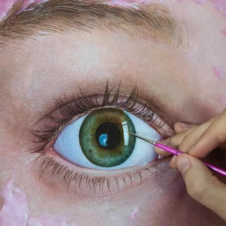 他画了一波美人，笔触精致，活色生香