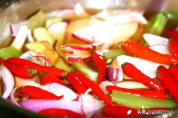 风味独特的四川泡菜制作及养护法，见证一坛传家泡菜的诞生