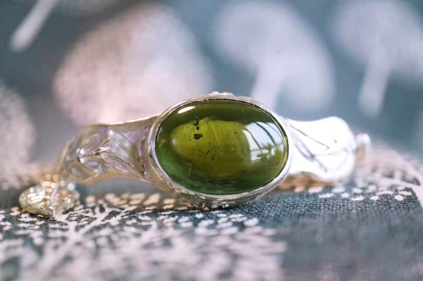 白底青手镯适合多大年纪戴,小圆条手镯适合什么年纪的人