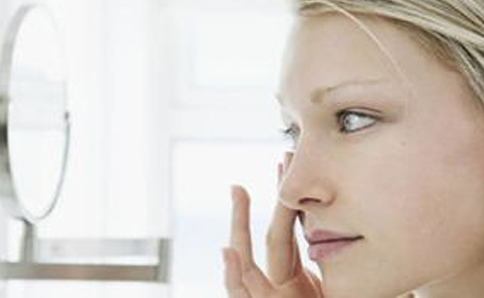 哪种品牌隐形眼镜比较好戴,哪个牌子半年抛隐形眼镜戴着舒服