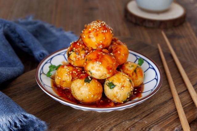 糖醋炸鸡丸的做法,糖醋鸡肉丸的家常做法视频