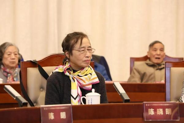 夫妻乘地铁回母校捐了一个亿视频,夫妇回母校捐1亿