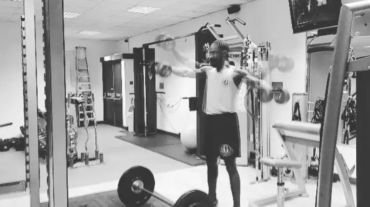 哑铃侧平举怎么避免斜方肌借力,侧平举圆肩如何避免斜方肌借力