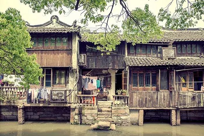 瀵绘ⅵ姹熷崡涓浗姘翠埂姘戝眳寤虹瓚鐗硅壊,瀵绘ⅵ姹熷崡姘翠埂鍙ら晣