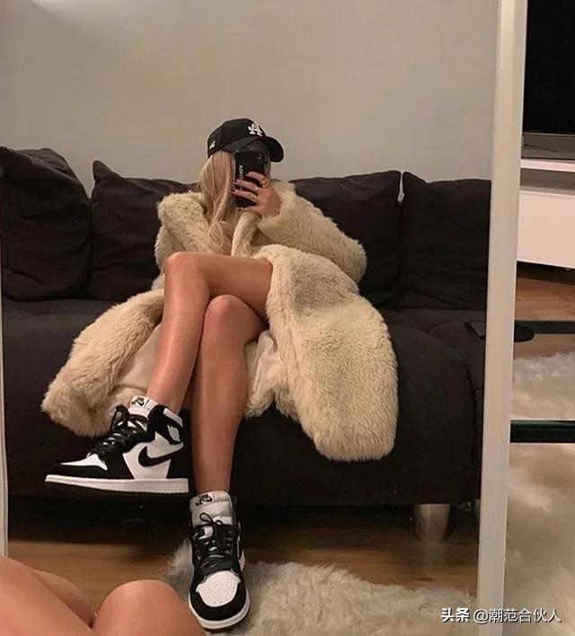 只会卖弄性感？实际上女sneaker的拍照姿势，那叫一个野