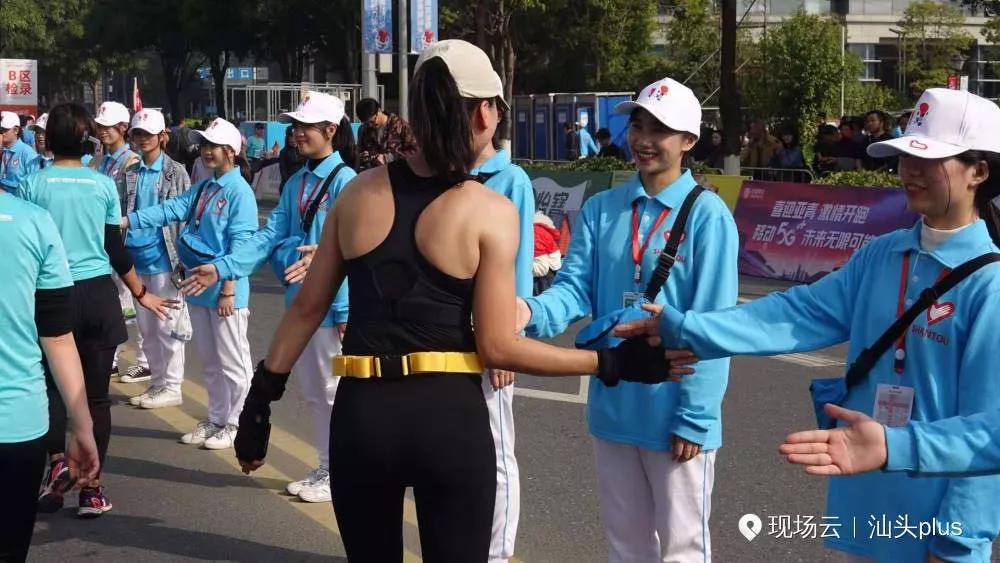 在街头当志愿者,凌晨四点出门当志愿者