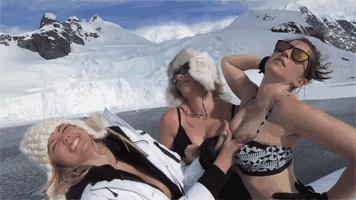 双十一大牌羽绒服打折,双十一购物狂欢节冲锋衣冬