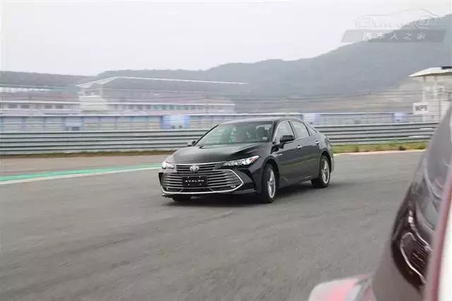 试驾丰田亚洲龙混动旗舰版,丰田亚洲龙对比雷克萨斯es试驾