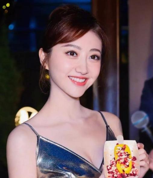 满口全瓷牙的明星李沁,李沁矫正牙齿前的照片