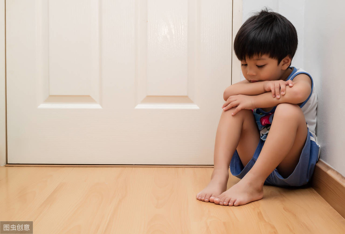 孩子内向羞怯怎么办，父母知道这四点，让孩子阳光成长