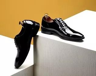还觉得漆皮鞋难打理?两招轻松解决