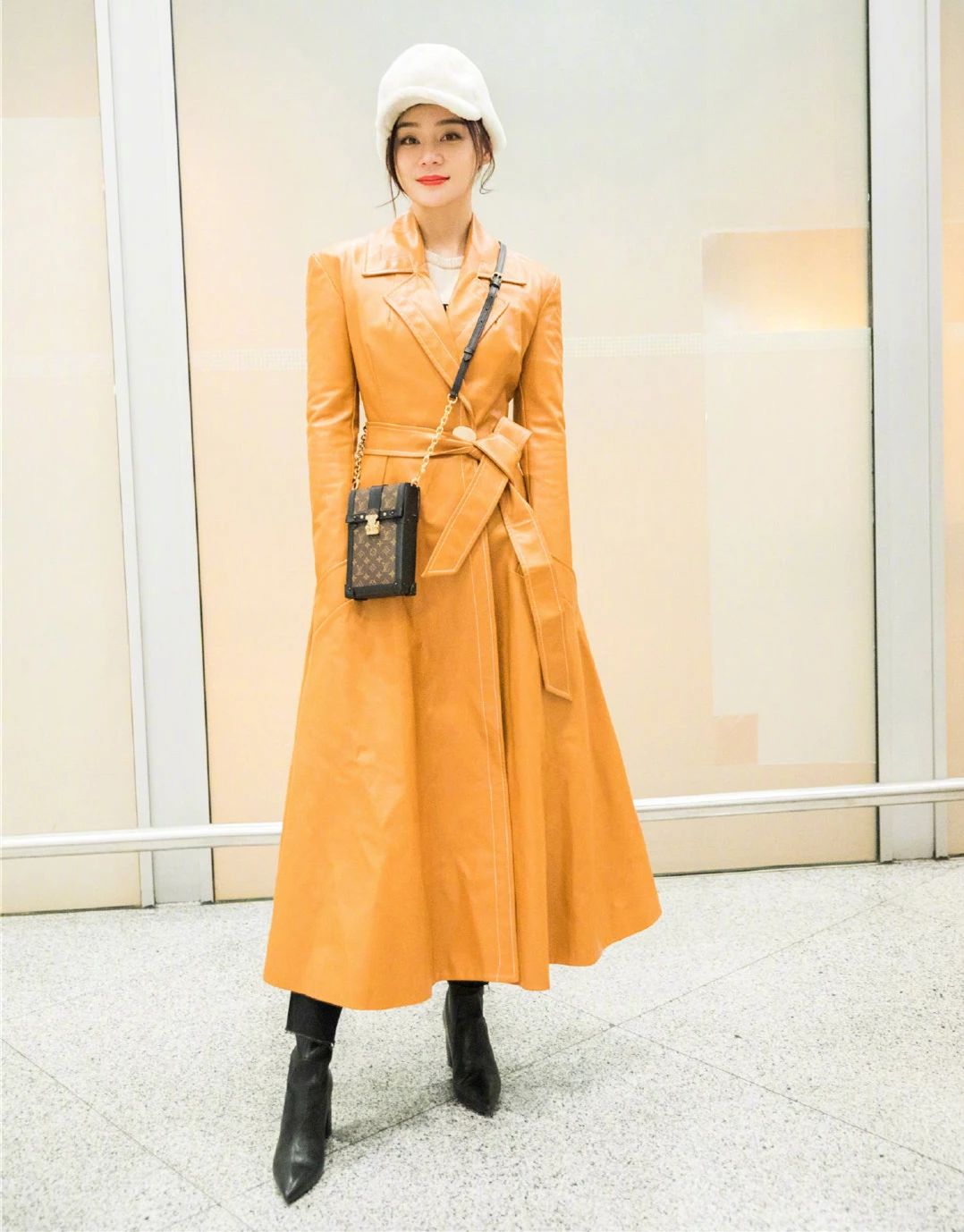 聪明女人秋冬季节也少不了腰带，外穿内搭都可以，明星都喜欢